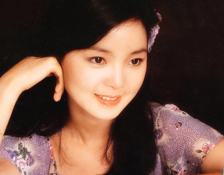 Tr&ograve;n 24 năm sau c&aacute;i chết b&iacute; ẩn, Đặng Lệ Qu&acirc;n khiến người h&acirc;m mộ tiếc nuối với nhan sắc một thời lẫy lừng - Ảnh 8.