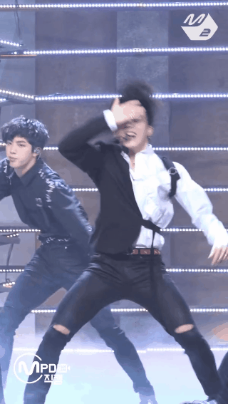 Top 5 idol gen 3 được mệnh danh l&agrave; &ocirc;ng ho&agrave;ng s&acirc;n khấu: BTS c&oacute; đến 2 đại diện, th&agrave;nh vi&ecirc;n n&agrave;y của EXO được gọi hồn - Ảnh 5.