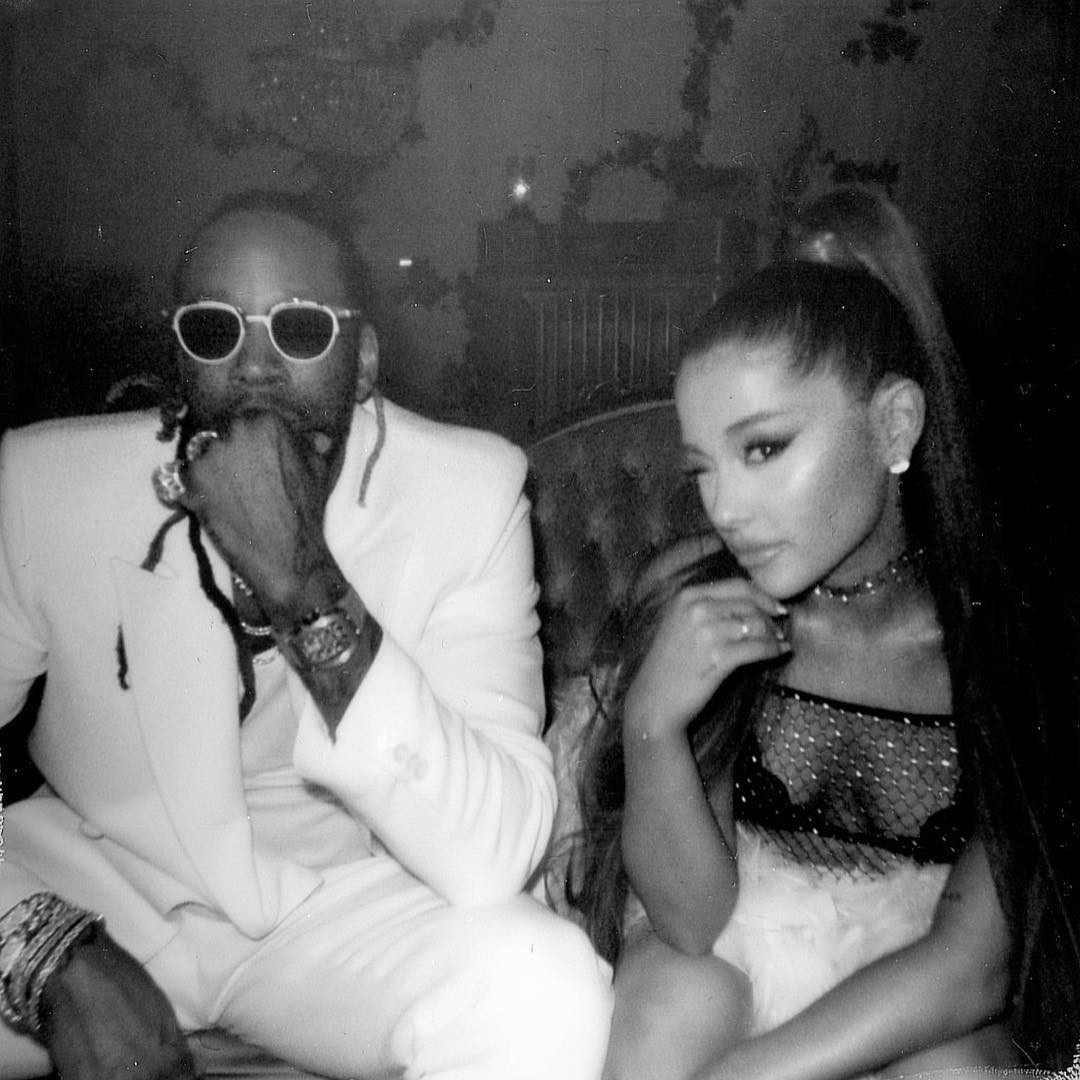 Cùng là khoe ảnh chụp với nghệ sĩ, Ariana Grande mê và ưu ái em út Jungkook (BTS) hơn hẳn qua động thái này - Ảnh 7. Cùng là khoe ảnh chụp với nghệ sĩ, Ariana Grande mê và ưu ái em út Jungkook (BTS) hơn hẳn qua động thái này - Ảnh 7.