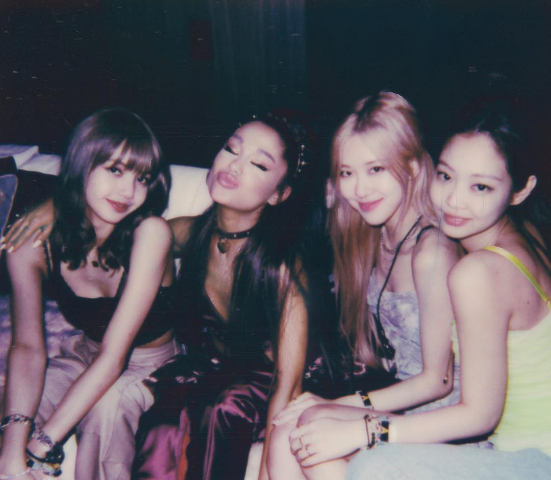 Cùng là khoe ảnh chụp với nghệ sĩ, Ariana Grande mê và ưu ái em út Jungkook (BTS) hơn hẳn qua động thái này - Ảnh 8. Cùng là khoe ảnh chụp với nghệ sĩ, Ariana Grande mê và ưu ái em út Jungkook (BTS) hơn hẳn qua động thái này - Ảnh 8.