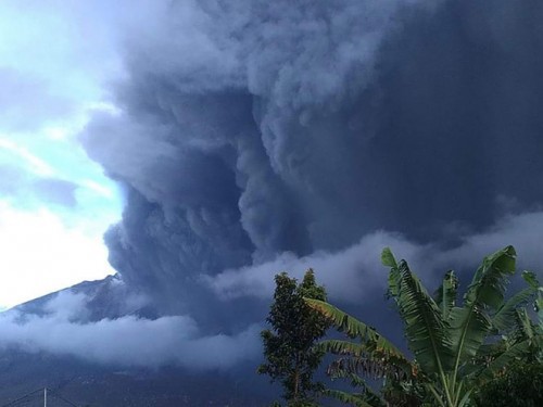 Núi lửa lại phun trào dữ dội ở Indonesia, cột tro bụi cao đến 2.000m - Ảnh 1.