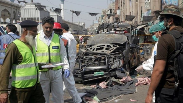 Hơn 30 người đã thương vong trong vụ nổ tại đền thờ Hồi giáo Pakistan - Ảnh 1.