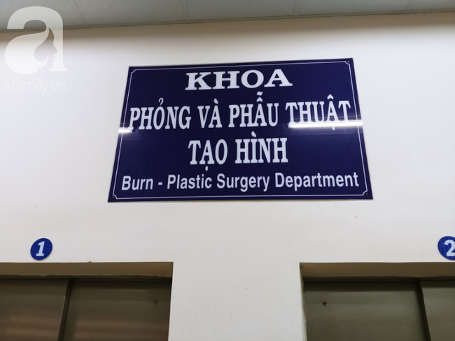 Người chồng bị vợ dùng xăng đốt giữa bãi đất trống ở TP.HCM đã tử vong, mẹ già khóc ngất bên thi thể con - Ảnh 2.