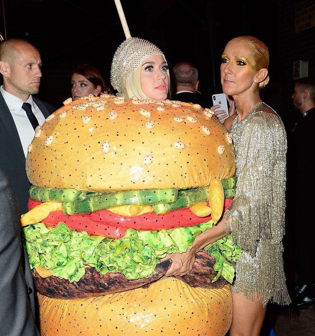 Nếu thắc mắc Katy Perry đi vệ sinh kiểu gì khi diện bộ đồ hamburger thì đây là câu trả lời cho bạn! - Ảnh 3.