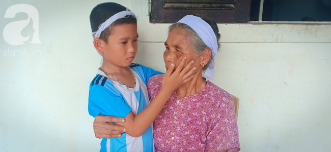 Bố mất chưa giỗ đầu thì mẹ cũng qua đời, hai đứa trẻ 6 và 13 tuổi sống côi cút, đói ăn bên bà ngoại già yếu - Ảnh 6.
