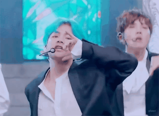 Top 5 idol gen 3 được mệnh danh l&agrave; &ocirc;ng ho&agrave;ng s&acirc;n khấu: BTS c&oacute; đến 2 đại diện, th&agrave;nh vi&ecirc;n n&agrave;y của EXO được gọi hồn - Ảnh 8.