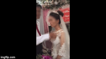 Câu chuyện bất ngờ phía sau clip cô dâu hất tay, từ chối nụ hôn của chú rể trong đám cưới - Ảnh 1.