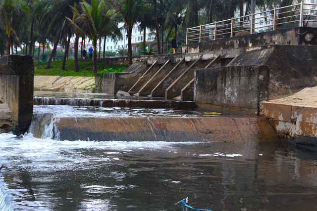 Hàng loạt bãi biển nổi tiếng tại Việt Nam kêu cứu vì dòng nước thải bẩn xả thẳng từ các hệ thống cống thoát nước - Ảnh 1.