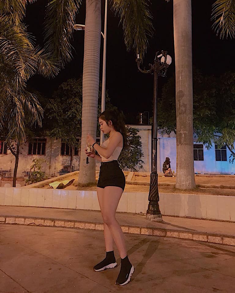Girl xinh sinh năm 2000 có màn dậy thì thành công, kiếm được bộn tiền nhờ sở hữu thân hình đồng hồ cát - Ảnh 5. Girl xinh sinh năm 2000 có màn dậy thì thành công, kiếm được bộn tiền nhờ sở hữu thân hình đồng hồ cát - Ảnh 5.