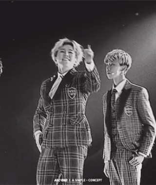 Top 5 idol gen 3 được mệnh danh l&agrave; &ocirc;ng ho&agrave;ng s&acirc;n khấu: BTS c&oacute; đến 2 đại diện, th&agrave;nh vi&ecirc;n n&agrave;y của EXO được gọi hồn - Ảnh 11.