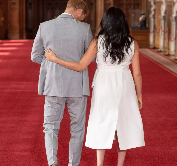 Hóa ra đằng sau hành động bế con của Hoàng tử Harry thay cho vợ và Meghan đặt tay sau lưng chồng lại mang nhiều ý nghĩa đến vậy - Ảnh 2.