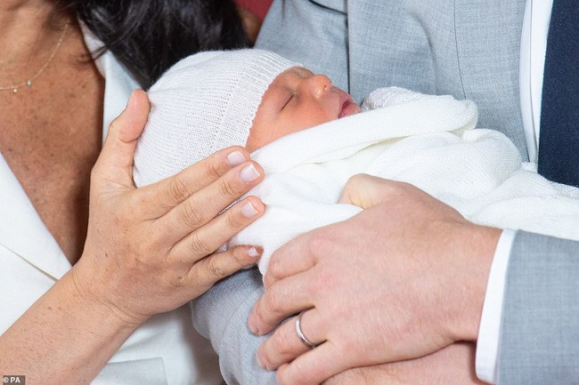 Hóa ra đằng sau hành động bế con của Hoàng tử Harry thay cho vợ và Meghan đặt tay sau lưng chồng lại mang nhiều ý nghĩa đến vậy - Ảnh 3.