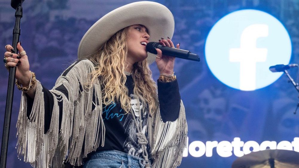 Britney Spears hủy tour rồi biến mất 3 tháng, Miley Cyrus hô vang Free Britney ngay giữa concert: chuyện gì đây? - Ảnh 9. Britney Spears hủy tour rồi biến mất 3 tháng, Miley Cyrus hô vang Free Britney ngay giữa concert: chuyện gì đây? - Ảnh 9.