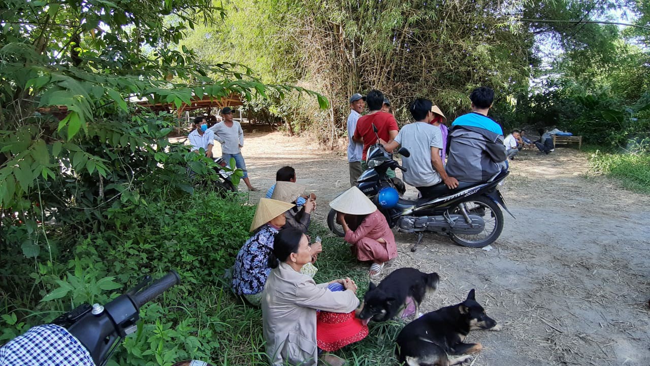 Hoảng hồn phát hiện người đàn ông treo cổ bằng dây sạc điện thoại - Ảnh 2. Hoảng hồn phát hiện người đàn ông treo cổ bằng dây sạc điện thoại - Ảnh 2.