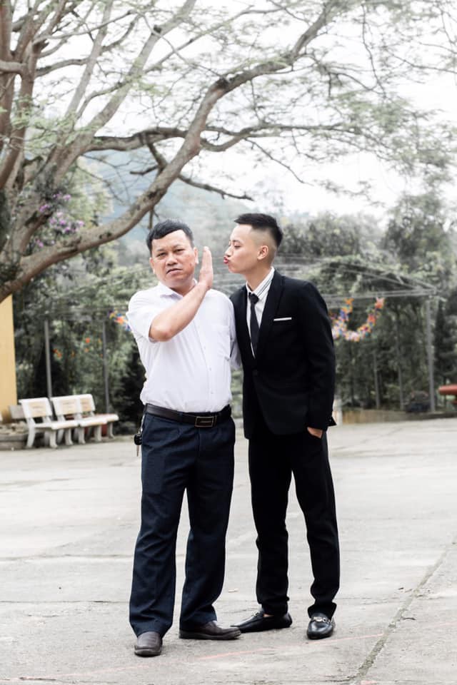 Bức ảnh nào sinh đứng kế bên thầy hiệu trưởng có gì đặc biệt mà khiến cư dân mạng rần rần đến thế? - Ảnh 1.