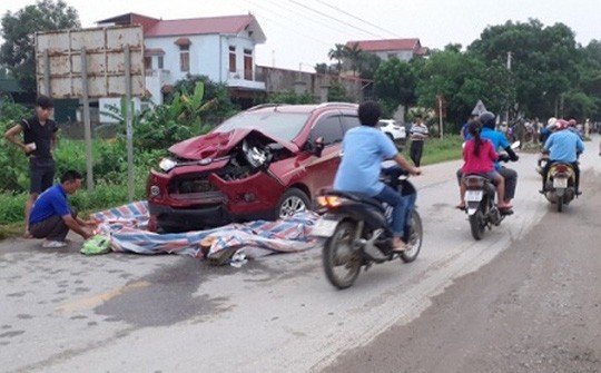 Xế hộp lấn làn, tông chết 2 người phụ nữ và bị thương cháu bé 7 tháng tuổi - Ảnh 1.