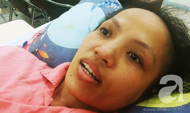 Người mẹ bật khóc nhìn con gái bị cắt chân, nằm liệt giường sau khi mổ não - Ảnh 13.