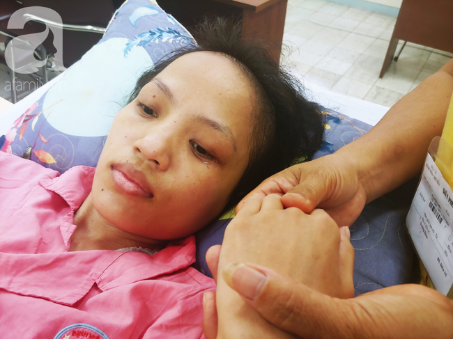 Người mẹ bật khóc nhìn con gái bị cắt chân, nằm liệt giường sau khi mổ não - Ảnh 5.