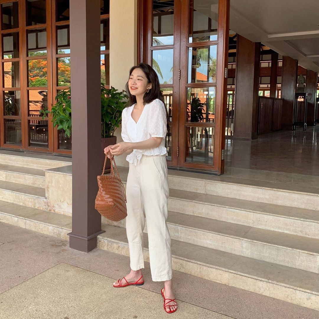 Nóng thế này cứ diện cả cây trắng là vừa mát lại vừa sang, và đây là 12 gợi ý đẹp tuyệt dành cho bạn - Ảnh 11. Nóng thế này cứ diện cả cây trắng là vừa mát lại vừa sang, và đây là 12 gợi ý đẹp tuyệt dành cho bạn - Ảnh 11.