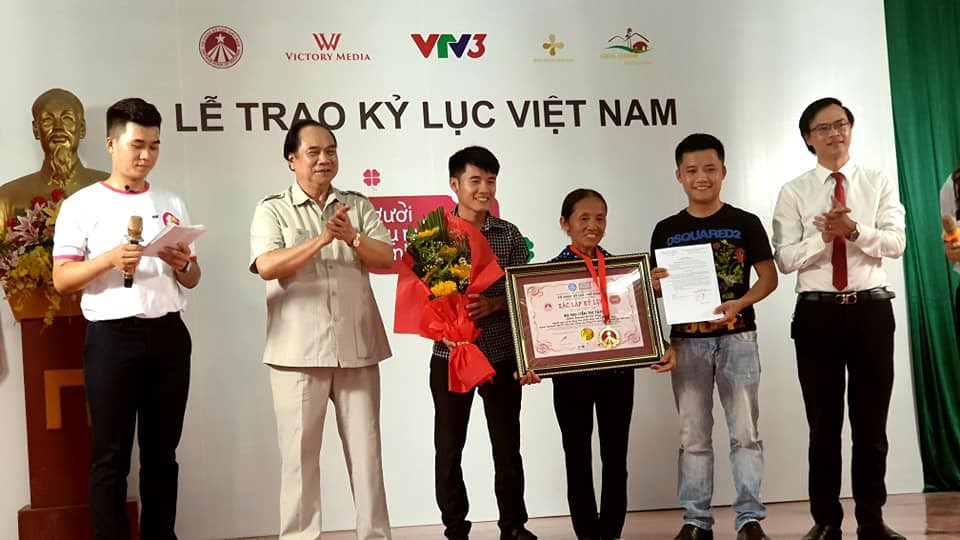 Kênh Youtube của bà Tân Vlog được nhận bằng xác lập kỷ lục Việt Nam - Ảnh 2. Kênh Youtube của bà Tân Vlog được nhận bằng xác lập kỷ lục Việt Nam - Ảnh 2.
