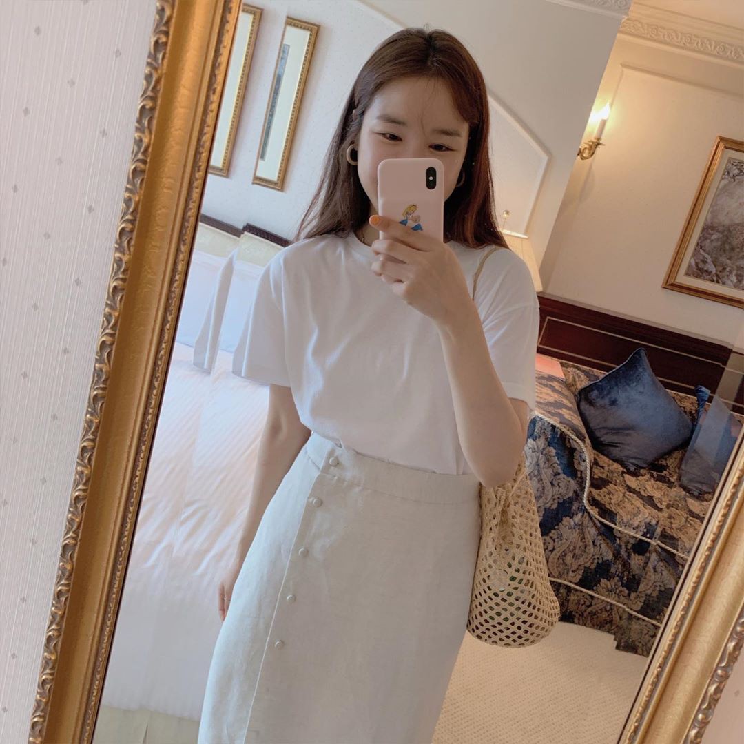 Nóng thế này cứ diện cả cây trắng là vừa mát lại vừa sang, và đây là 12 gợi ý đẹp tuyệt dành cho bạn - Ảnh 3. Nóng thế này cứ diện cả cây trắng là vừa mát lại vừa sang, và đây là 12 gợi ý đẹp tuyệt dành cho bạn - Ảnh 3.