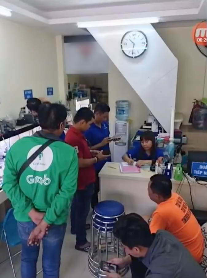 Bị Dino Vũ truy lùng chiếc iPhone XS để quên trên taxi, nam tài xế né tránh rồi đăng đàn chửi bới Của mày không giữ, tao có bóp cổ mày lấy đâu! - Ảnh 4. Bị Dino Vũ truy lùng chiếc iPhone XS để quên trên taxi, nam tài xế né tránh rồi đăng đàn chửi bới Của mày không giữ, tao có bóp cổ mày lấy đâu! - Ảnh 4.