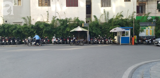H&agrave; Nội: X&ocirc;n xao nhiều người đi ngược đường bị bảo vệ chung cư chặn xe v&agrave; bắt nộp phạt 100 ng&agrave;n đồng - Ảnh 7.