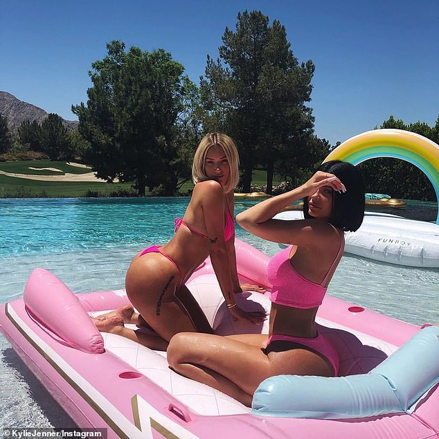 Kylie Jenner diện bikini đôi khoe body ngồn ngộn bên bạn thân, nhưng sao cách tạo dáng lại nhức mắt thế này? - Ảnh 3.