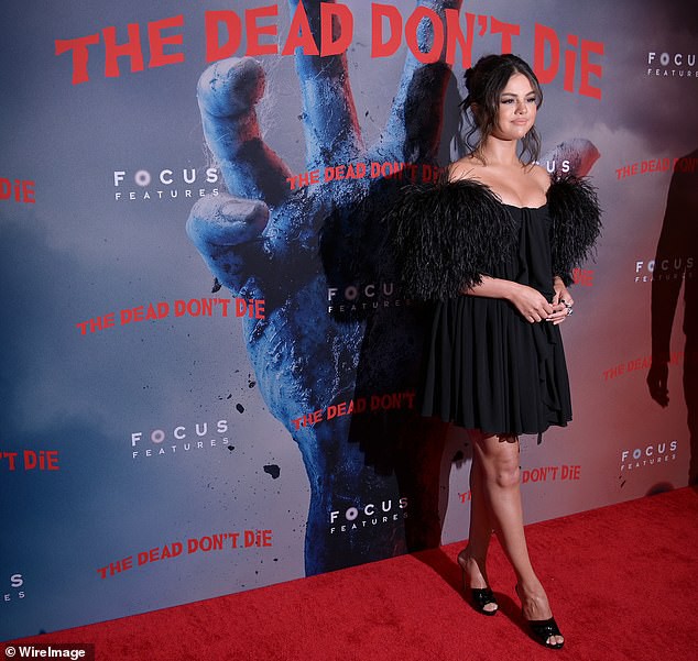 Selena Gomez khiến d&acirc;n t&igrave;nh t&aacute; hoả v&igrave; combo v&ograve;ng 1 bị &eacute;p ngộp thở, khu&ocirc;n cằm v&agrave; bờ m&ocirc;i rủ nhau sưng vều - Ảnh 4.