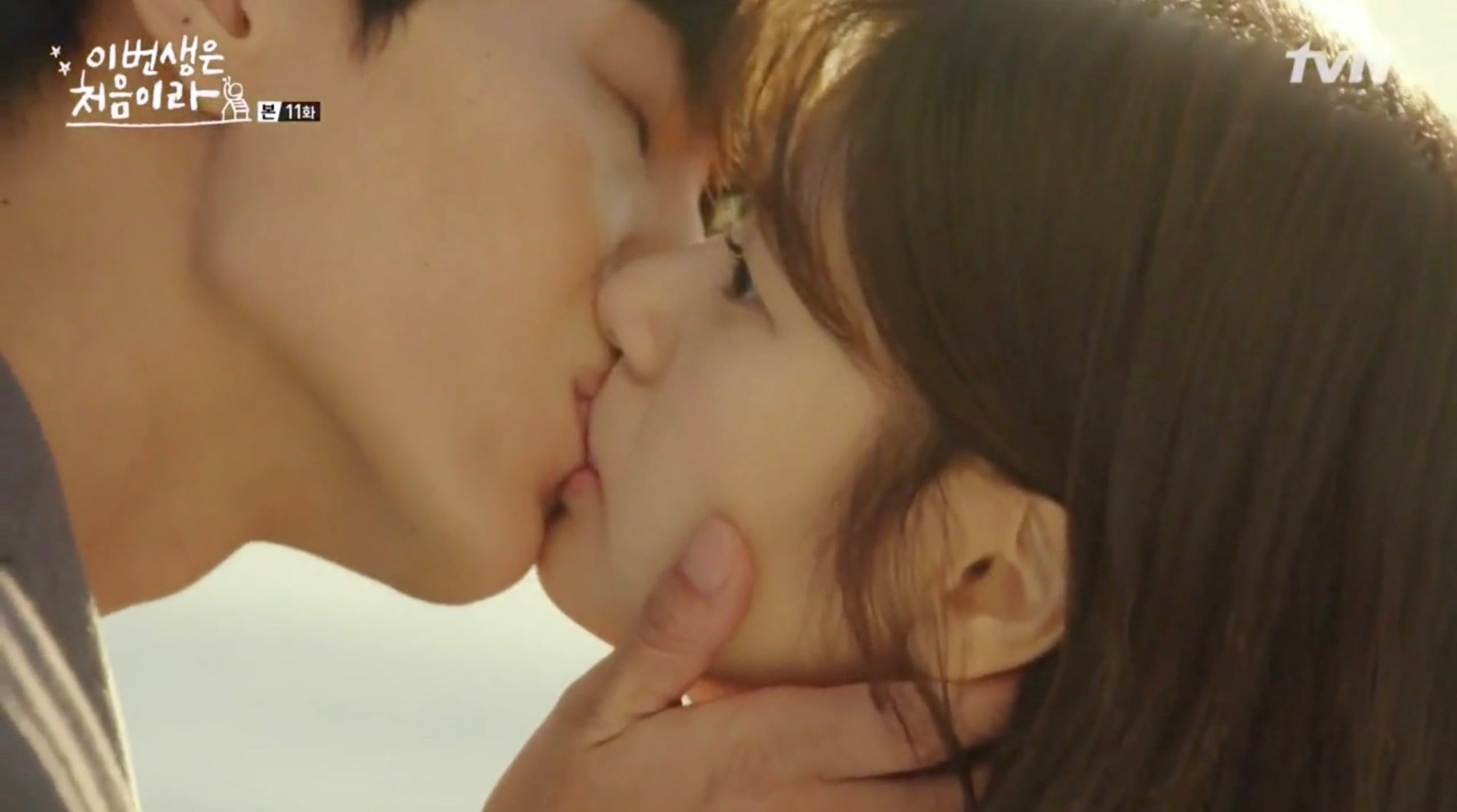 6 chàng trai vàng trong làng hôn giỏi xứ Hàn: Ji Chang Wook cũng phải chào thua màn đưa môi bạo liệt cuối cùng - Ảnh 16. 6 chàng trai vàng trong làng hôn giỏi xứ Hàn: Ji Chang Wook cũng phải chào thua màn đưa môi bạo liệt cuối cùng - Ảnh 16.