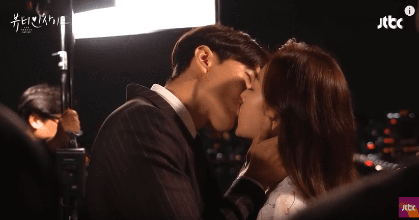 6 chàng trai vàng trong làng hôn giỏi xứ Hàn: Ji Chang Wook cũng phải chào thua màn đưa môi bạo liệt cuối cùng - Ảnh 18. 6 chàng trai vàng trong làng hôn giỏi xứ Hàn: Ji Chang Wook cũng phải chào thua màn đưa môi bạo liệt cuối cùng - Ảnh 18.