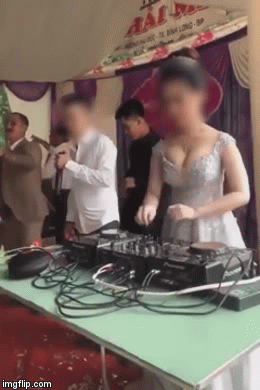 Clip: Cô dâu làm cơ trưởng chơi DJ trong đám cưới khiến quan viên hai họ và bạn bè quẩy nhiệt tình - Ảnh 2.
