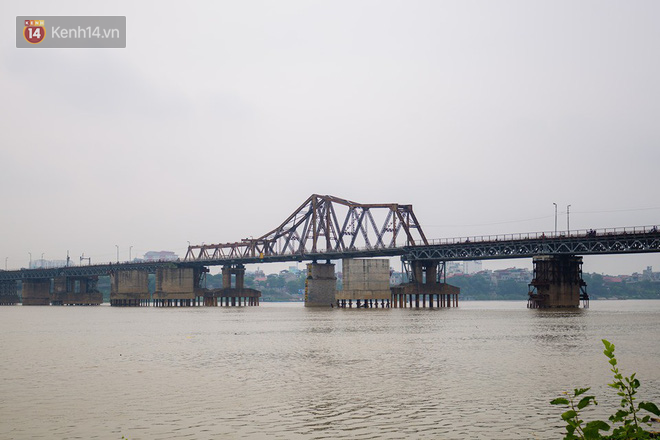 Bất chấp kim tiêm và nguy hiểm, giới trẻ trèo vào đường ray tàu hỏa trên cầu Long Biên để chụp ảnh - Ảnh 2.
