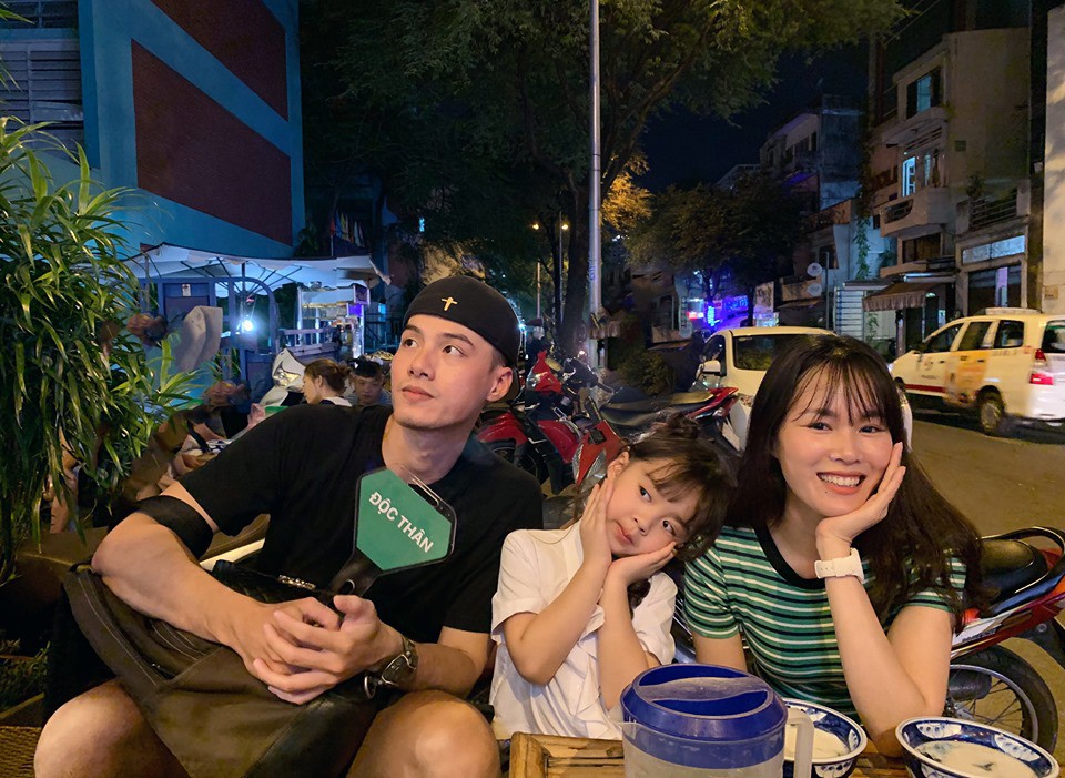 Mẹ bé Rồng (Người ấy là ai) trở lại Sài Gòn hội ngộ bạn trai và dẫn con đi thi người mẫu nhí - Ảnh 2. Mẹ bé Rồng (Người ấy là ai) trở lại Sài Gòn hội ngộ bạn trai và dẫn con đi thi người mẫu nhí - Ảnh 2.