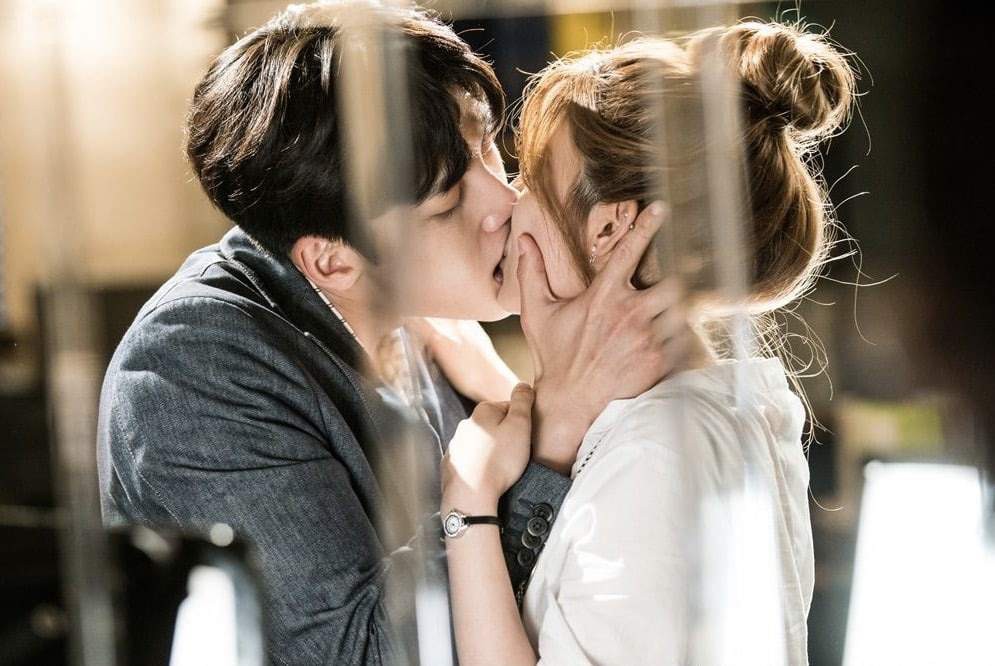 6 chàng trai vàng trong làng hôn giỏi xứ Hàn: Ji Chang Wook cũng phải chào thua màn đưa môi bạo liệt cuối cùng - Ảnh 9. 6 chàng trai vàng trong làng hôn giỏi xứ Hàn: Ji Chang Wook cũng phải chào thua màn đưa môi bạo liệt cuối cùng - Ảnh 9.