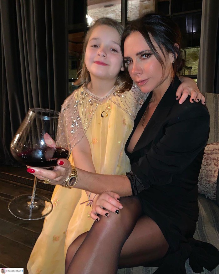 Hành trình nhan sắc 2 công chúa nhà sao hot nhất Hollywood: Harper Beckham xinh ra, Suri Cruise ngày càng bị dìm - Ảnh 15. Hành trình nhan sắc 2 công chúa nhà sao hot nhất Hollywood: Harper Beckham xinh ra, Suri Cruise ngày càng bị dìm - Ảnh 15.