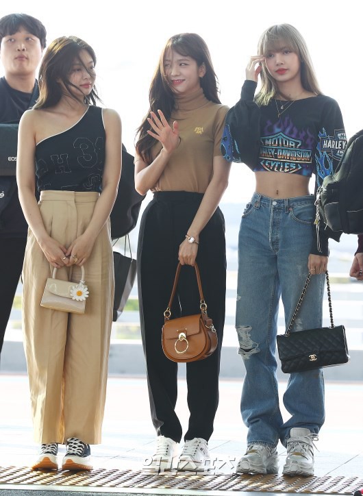 Thời trang sân bay của Blackpink luôn được cập nhật theo xu hướng mới nhất. Hãy xem hình ảnh để tìm hiểu về gu thời trang của Jennie và Jisoo, những fashionista đích thực của nhóm nhạc này nhé!