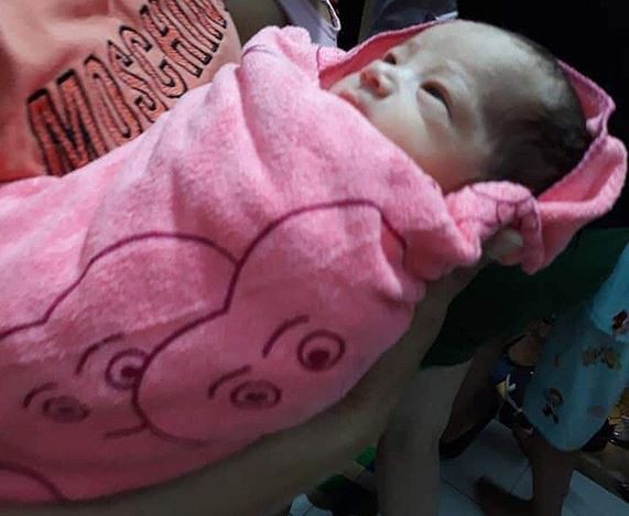 B&eacute; trai c&ograve;n nguy&ecirc;n d&acirc;y rốn, g&oacute;i trong t&uacute;i treo tr&ecirc;n xe người đi đường - Ảnh 1.