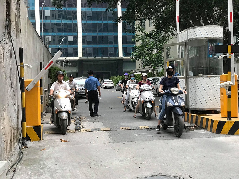 Hà Nội: Chung cư mất điện, nhiều người bị mắc kẹt trong thang máy - Ảnh 2. Hà Nội: Chung cư mất điện, nhiều người bị mắc kẹt trong thang máy - Ảnh 2.