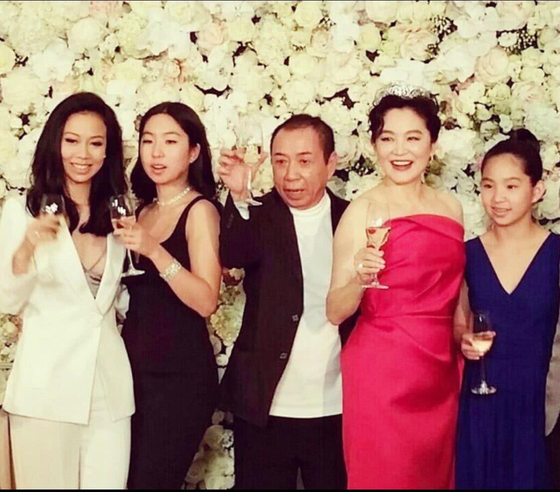 Vừa phủ nhận tin đồn ly hôn, Đông Phương Bất Bại Lâm Thanh Hà đã bị bắt gặp ôm hôn một người đàn ông lạ mặt - Ảnh 6. Vừa phủ nhận tin đồn ly hôn, Đông Phương Bất Bại Lâm Thanh Hà đã bị bắt gặp ôm hôn một người đàn ông lạ mặt - Ảnh 6.