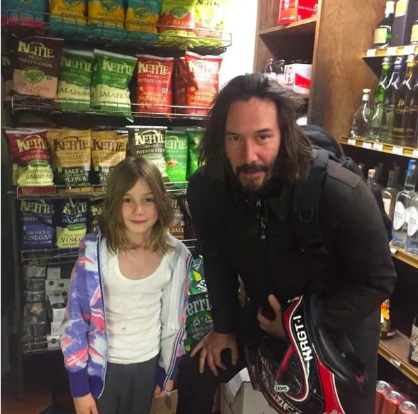 Chỉ cần nhìn hành động này của Keanu Reeves cũng đủ chứng minh nhân cách vàng của quý ông lịch thiệp bậc nhất Hollywood - Ảnh 8.