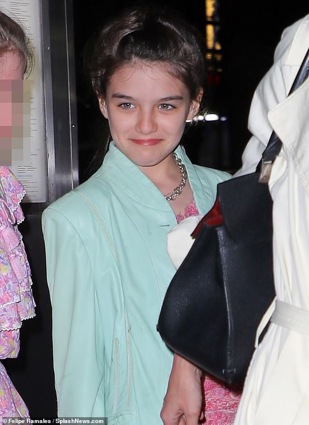 Hành trình nhan sắc 2 công chúa nhà sao hot nhất Hollywood: Harper Beckham xinh ra, Suri Cruise ngày càng bị dìm - Ảnh 33.