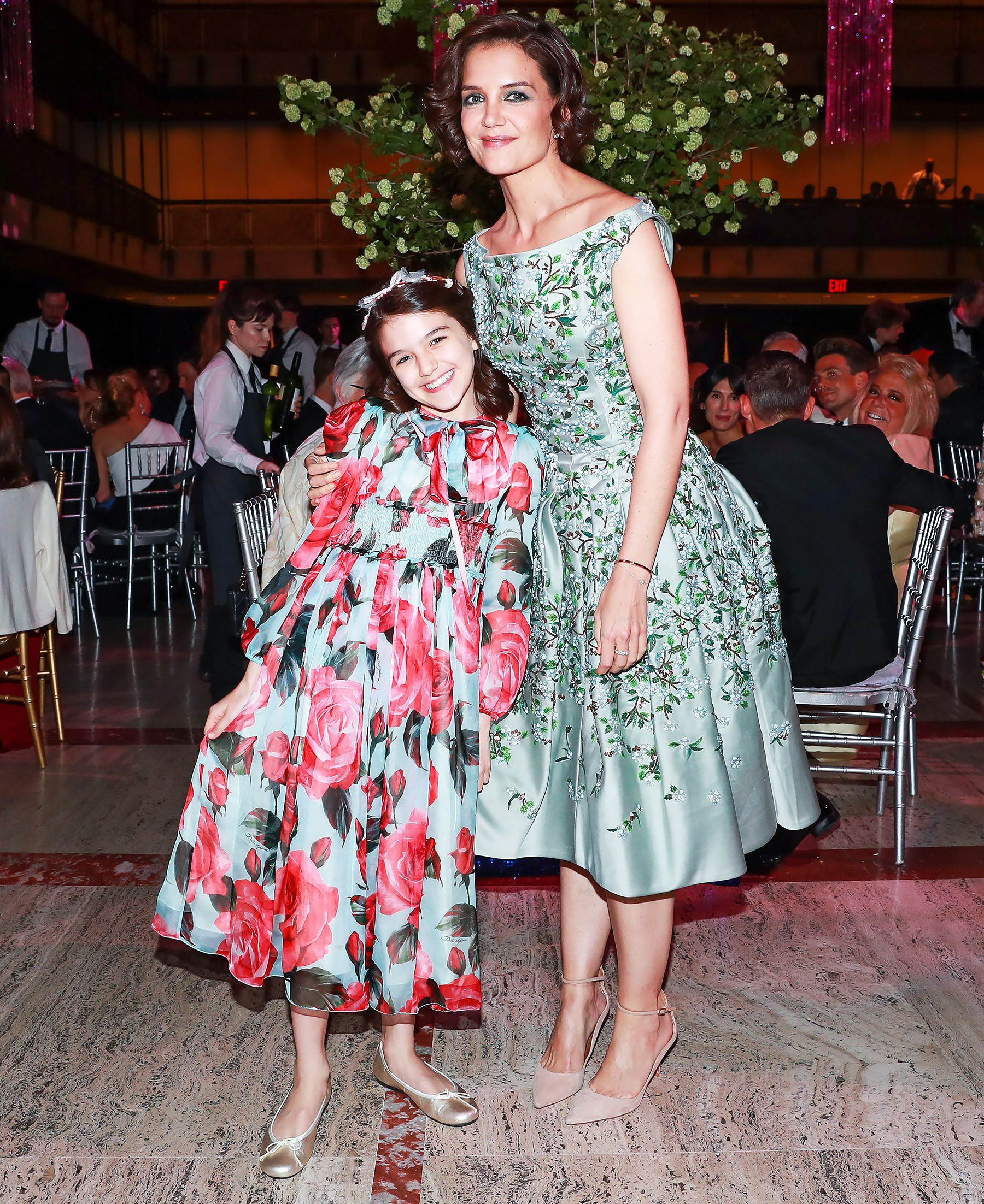 Hành trình nhan sắc 2 công chúa nhà sao hot nhất Hollywood: Harper Beckham xinh ra, Suri Cruise ngày càng bị dìm - Ảnh 32. Hành trình nhan sắc 2 công chúa nhà sao hot nhất Hollywood: Harper Beckham xinh ra, Suri Cruise ngày càng bị dìm - Ảnh 32.