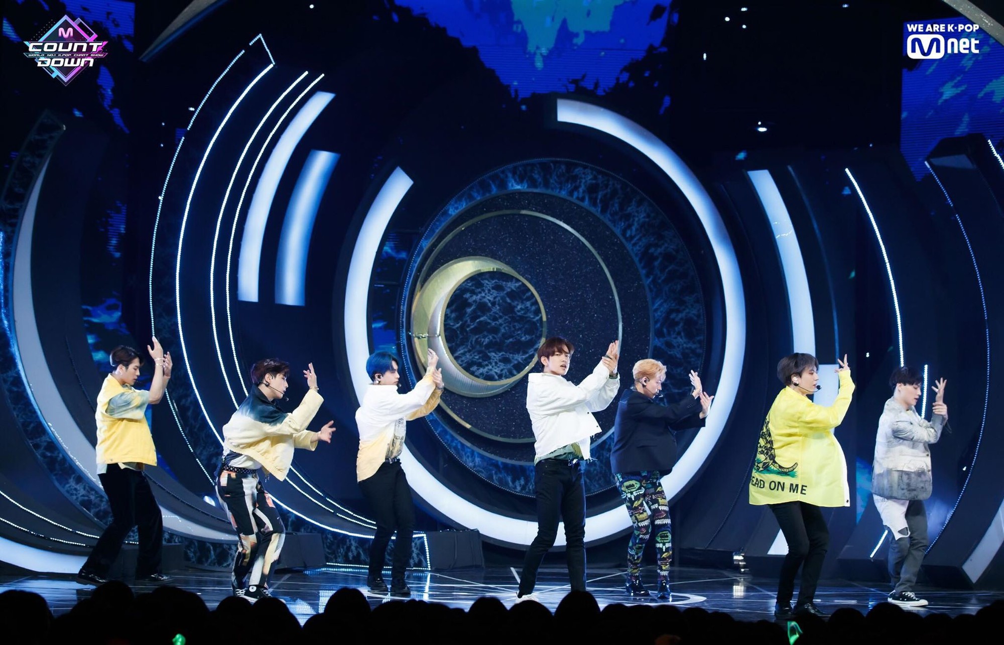 Gà JYP lại được khen nhân cách đẹp vì đi diễn về mệt vẫn tra lịch tàu chạy, giúp fan đoàn tụ với gia đình ở quê - Ảnh 3. Gà JYP lại được khen nhân cách đẹp vì đi diễn về mệt vẫn tra lịch tàu chạy, giúp fan đoàn tụ với gia đình ở quê - Ảnh 3.
