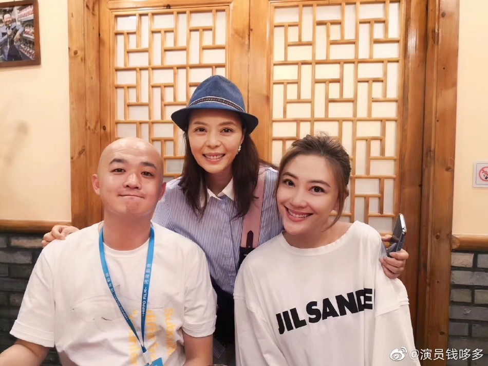 Buổi khai trương quán lẩu tại Bắc Kinh bất ngờ hot nhờ dàn sao hạng A Triệu Vy, Đồng Lệ Á tới chúc mừng - Ảnh 7. Buổi khai trương quán lẩu tại Bắc Kinh bất ngờ hot nhờ dàn sao hạng A Triệu Vy, Đồng Lệ Á tới chúc mừng - Ảnh 7.