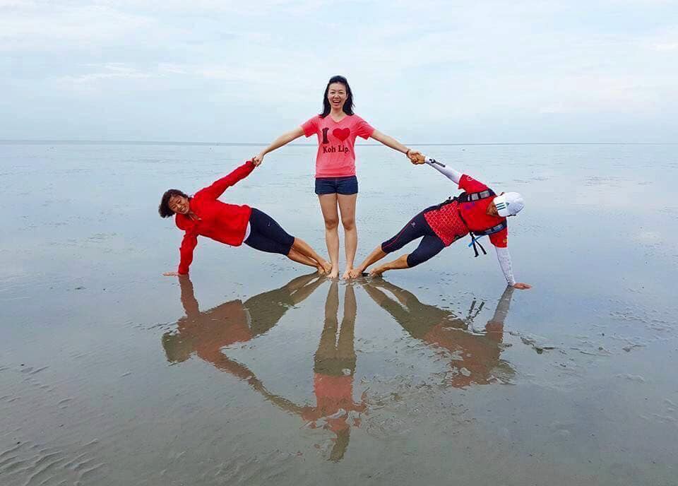 Còn nghi ngờ gì nữa, đây chính xác là trào lưu chụp ảnh nhóm hot nhất hè này: Pose dáng theo kiểu vũ trụ tình bạn - Ảnh 5. Còn nghi ngờ gì nữa, đây chính xác là trào lưu chụp ảnh nhóm hot nhất hè này: Pose dáng theo kiểu vũ trụ tình bạn - Ảnh 5.