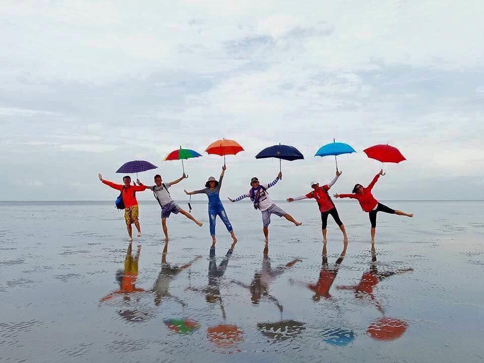 Còn nghi ngờ gì nữa, đây chính xác là trào lưu chụp ảnh nhóm hot nhất hè này: Pose dáng theo kiểu vũ trụ tình bạn - Ảnh 3. Còn nghi ngờ gì nữa, đây chính xác là trào lưu chụp ảnh nhóm hot nhất hè này: Pose dáng theo kiểu vũ trụ tình bạn - Ảnh 3.