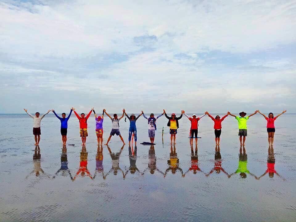 Còn nghi ngờ gì nữa, đây chính xác là trào lưu chụp ảnh nhóm hot nhất hè này: Pose dáng theo kiểu vũ trụ tình bạn - Ảnh 6. Còn nghi ngờ gì nữa, đây chính xác là trào lưu chụp ảnh nhóm hot nhất hè này: Pose dáng theo kiểu vũ trụ tình bạn - Ảnh 6.
