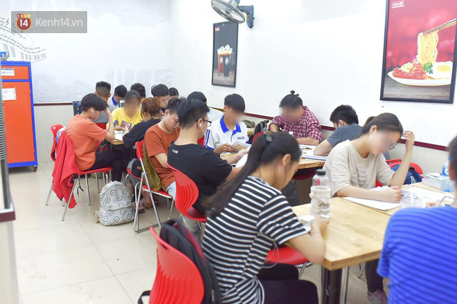 Hình ảnh xấu xí của sinh viên tại các cửa hàng tiện lợi mùa nóng: Chen chúc nhau ngồi lỳ từ sáng đến khuya, xả rất nhiều rác thải nhựa - Ảnh 3.