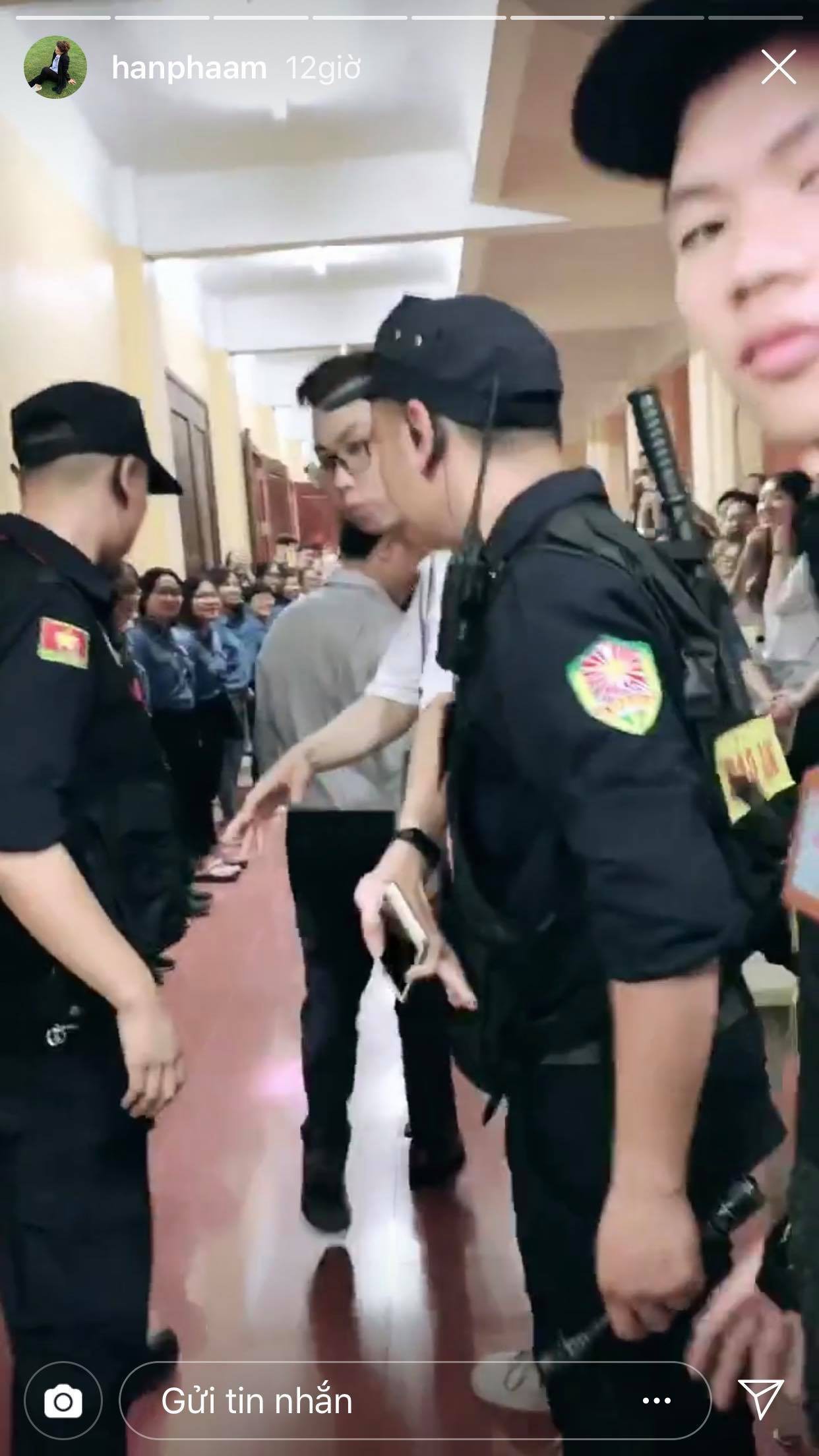 Dân tình choáng ngợp với độ nổi tiếng của Ánh Dương Về nhà đi con: Fan cuồng ở tứ phía, có người hộ tống đến sự kiện hẳn hoi - Ảnh 3. Dân tình choáng ngợp với độ nổi tiếng của Ánh Dương Về nhà đi con: Fan cuồng ở tứ phía, có người hộ tống đến sự kiện hẳn hoi - Ảnh 3.